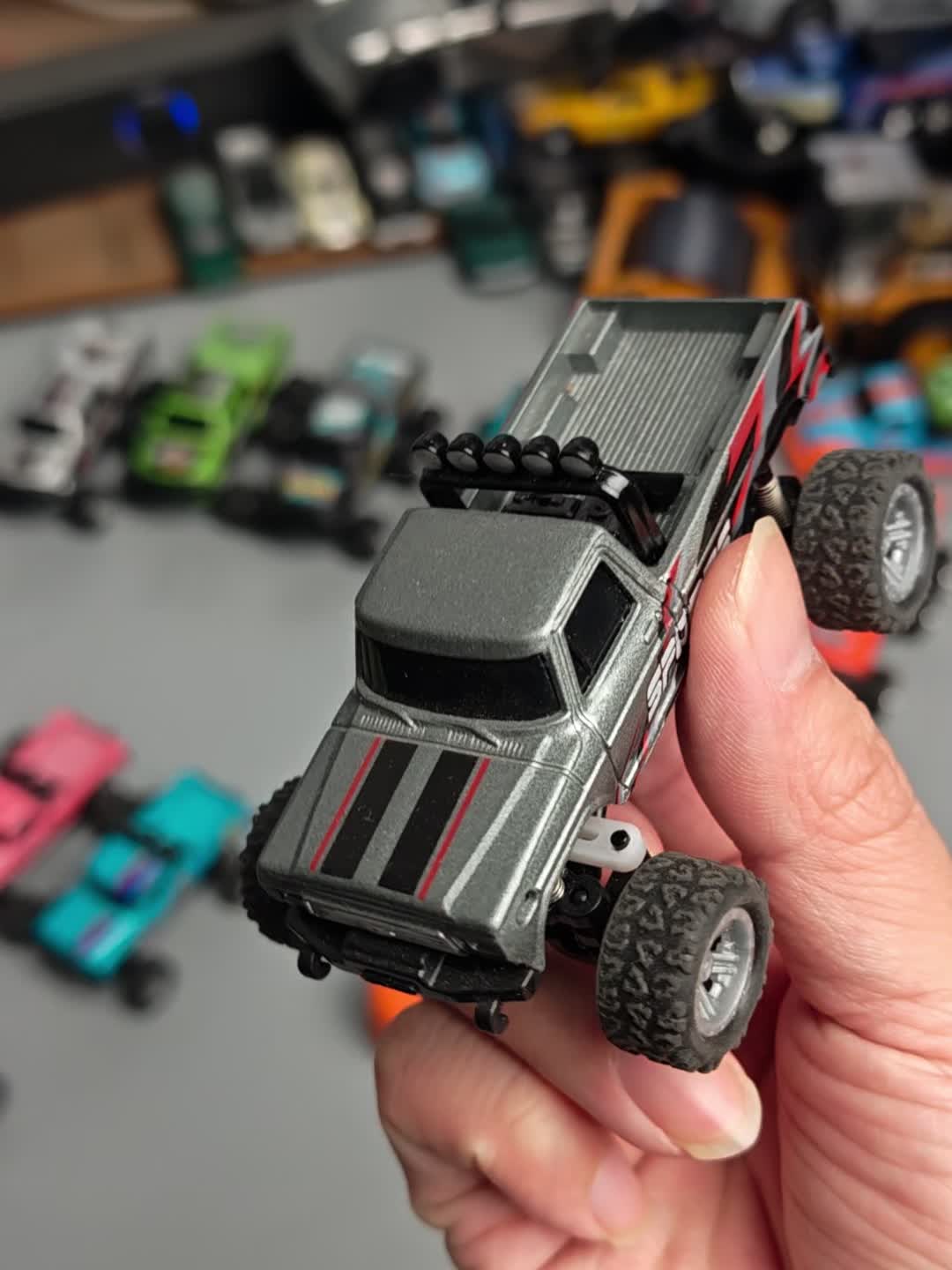 Remote-Controlled Car Toy with Alloy Body & Shock-Absorbing Chassis - Off-Road Vehicle Suitable for Boys, Outdoor/Indoor Racing, - ( Metal Frame) - Christmas/New Year Gift, Speed Races & Coordination Training